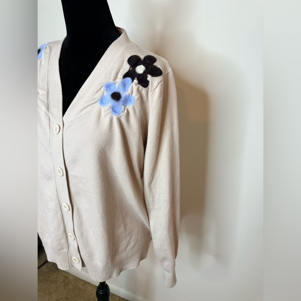Aaeda Teagan daisy Flower Cardigan beige black blue felted flowers cottagecore M - Picture 7 of 10